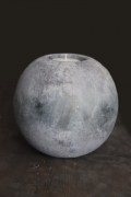 2020 Stenen urn rond grijs zilver groot 600